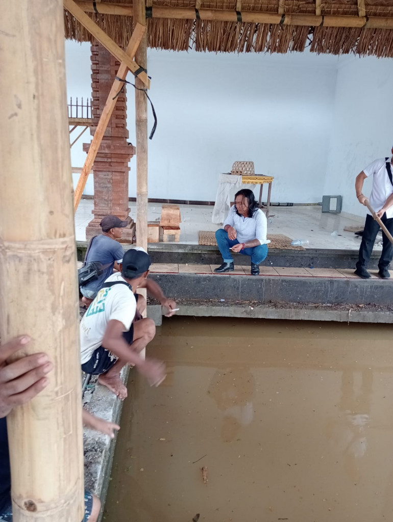 Perbekel Petang Dewa Gede Usadi Mengecek Pembangunan Kolam Di Pura Dalem Desa Adat Petang